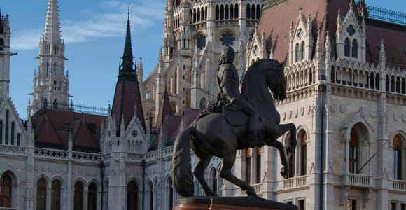 Budapest: Retro Tram Tour to Synagogue & Parliament