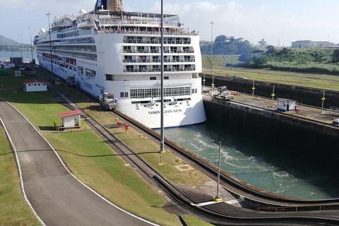 Panama City: Small-Group Canal & Skyline Tour