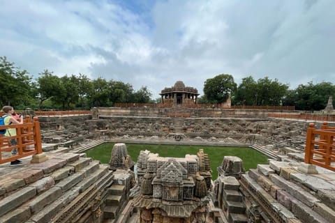 Ahmedabad: Sun Temple of Modhera & Queen's Stepwell Day Trip
