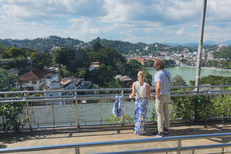 Kandy: Tuk Tuk Tour with Drone Photos and Videos