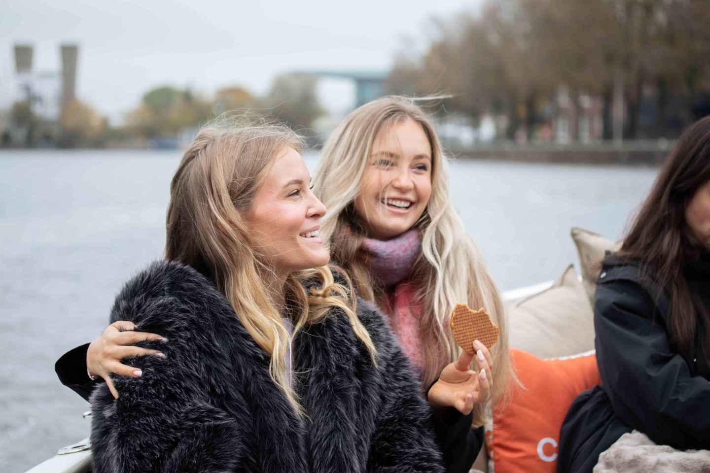 Amsterdam: Evening Lights Cruise incl. Cocktail & Waffle