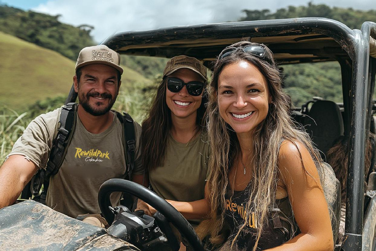 Villanueva: Fundación Loros Sunset Tour with Winetasting