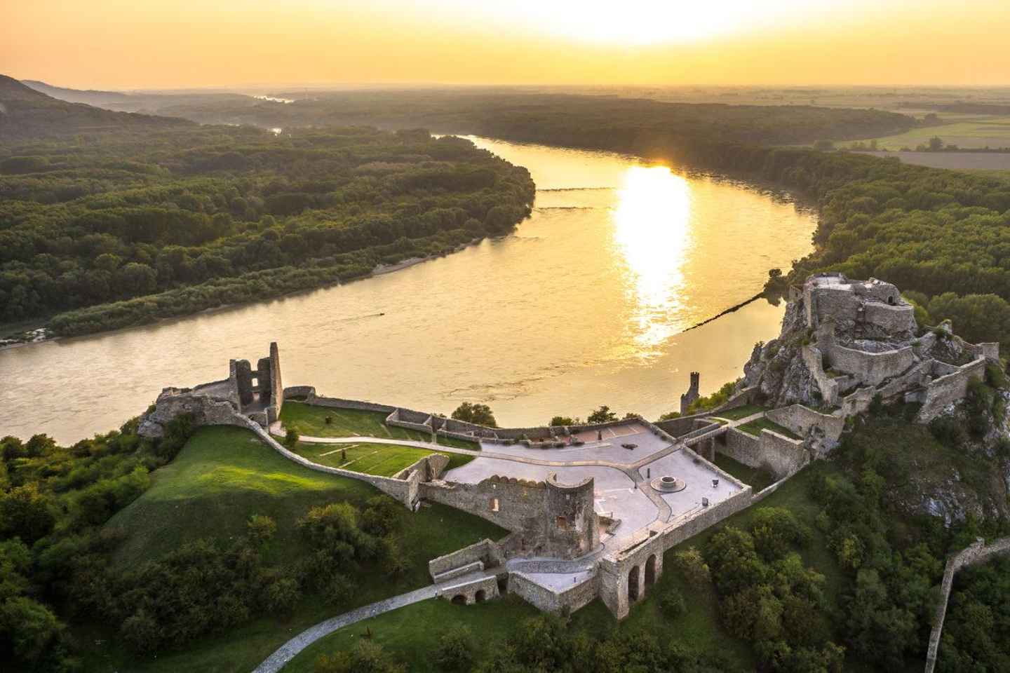 Bratislava: Devin Castle and Wine Tasting Private Tour