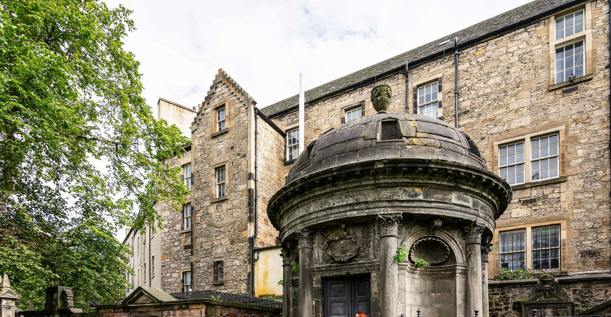 エジンバラ、幽霊のような地下の金庫と墓地ツアー - Housity