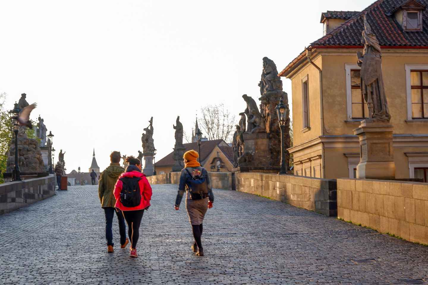 Prague: Before the Crowd Sunrise Tour & Breakfast