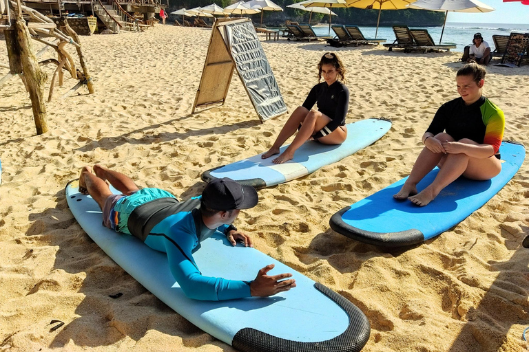 Uluwatu : cours de surf pour débutants et intermédiairesLeçon de surf à Uluwatu