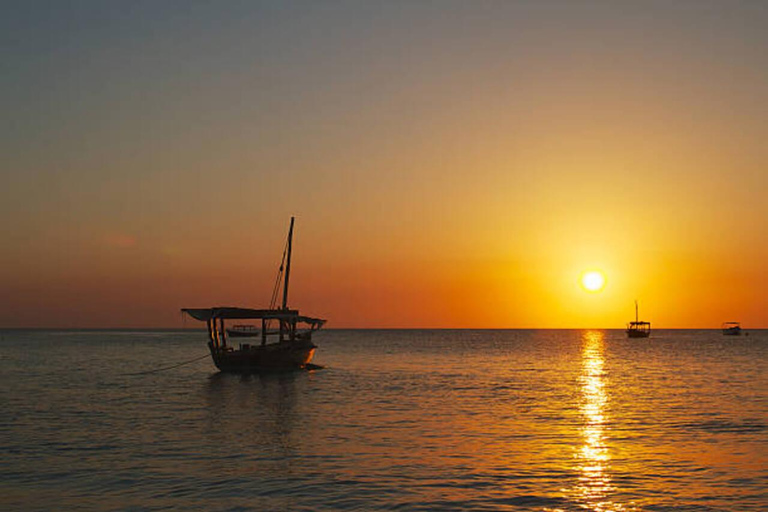 Kampala: Sunset Dhow Cruise with Music and Fireworks