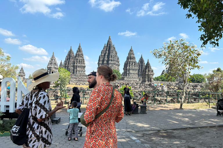 Visita a Prambanan y subida a Borobudur con entradas