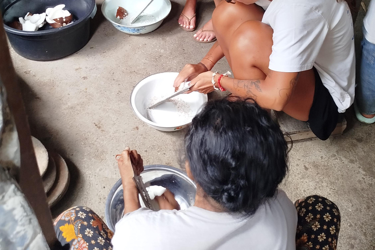 Lombok: aprende la forma tradicional de elaborar aceite de coco.Lombok: aprende la forma tradicional de elaborar aceite de coco