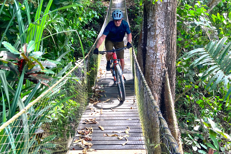 Passeio de bicicleta de montanha pela selva e mergulho na cascataPasseio de bicicleta de montanha pela selva e mergulho na cachoeira
