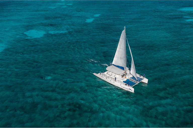 Van Riviera maya; catamaran alleen voor volwassenen naar isla mujeres