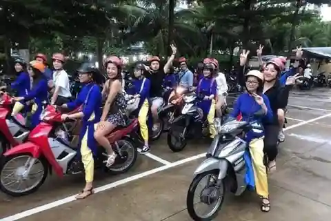 Da Nang Tour gastronómico vegano en moto con Lady Ao Dai Riders
