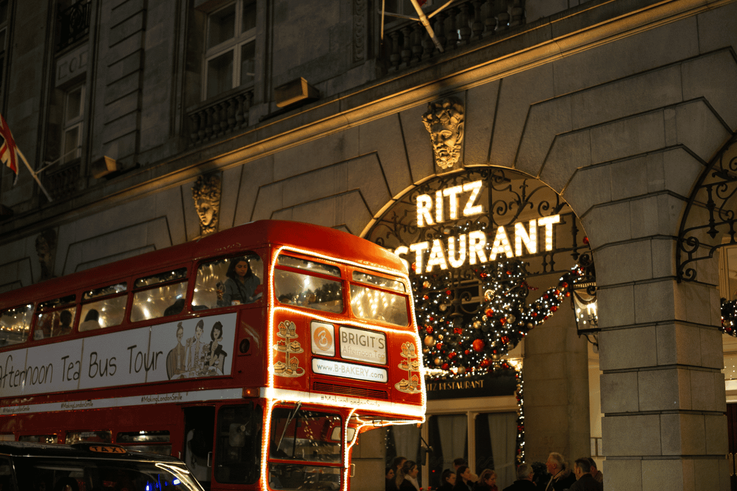 London: Christmas Afternoon Tea Sightseeing Bus Tour