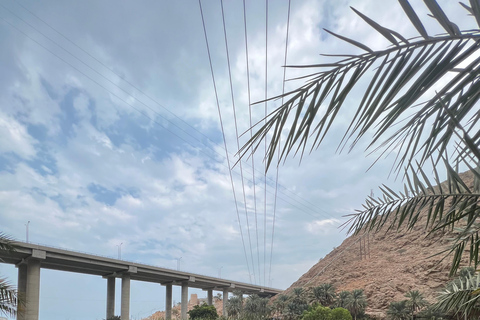 Muscat: Wadi Shab Hike and Bimmah Sinkhole Tour with Lunch Muscat: Wadi Shab Hike and Bimmah Sinkhole Tour with Lunch