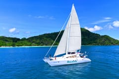Phuket: Katamaran-Tour bei Sonnenuntergang zu den Inseln Coral, Racha und Promthep