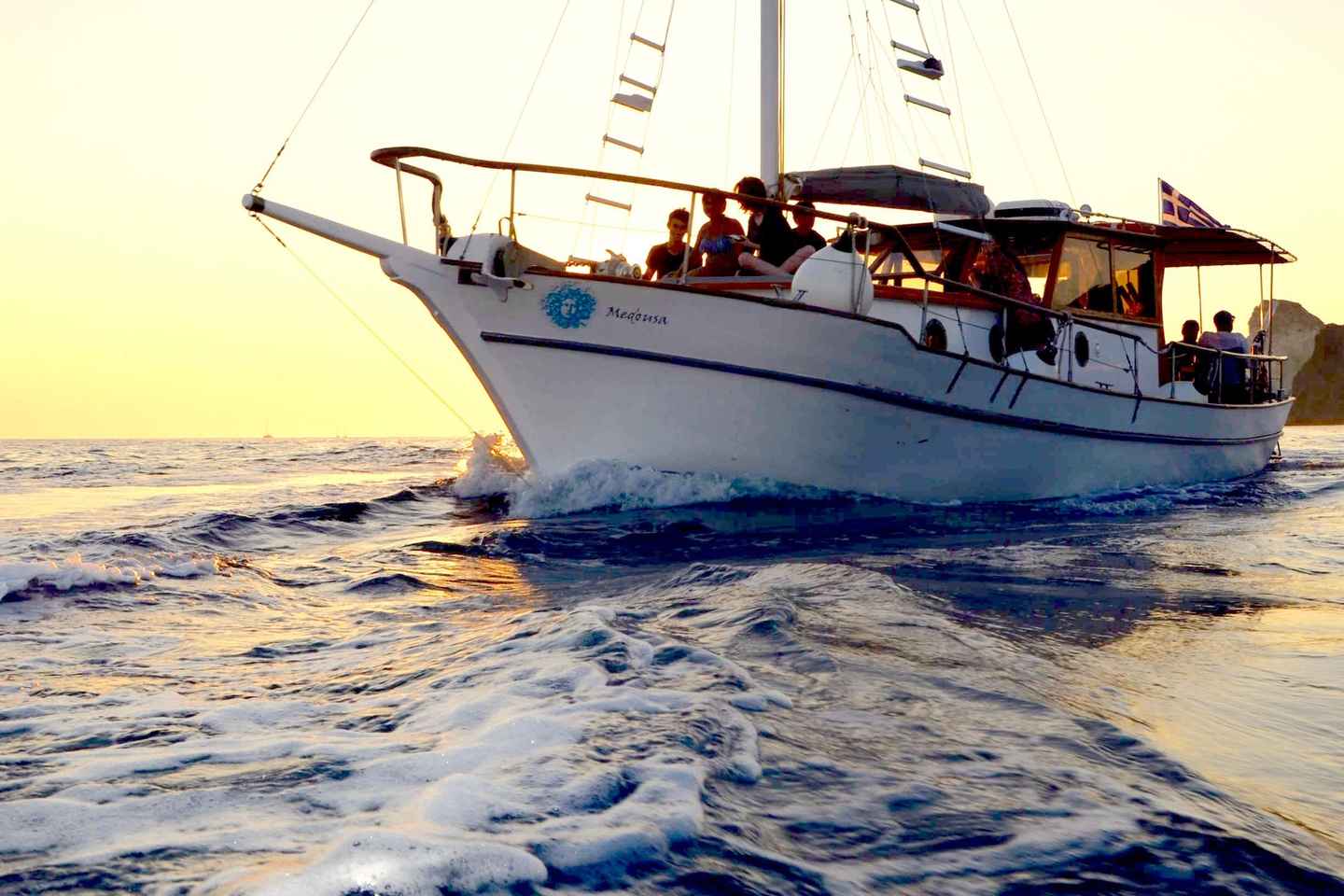 Santorini: Tour in Barche Tradizionali con Pranzo e Vino