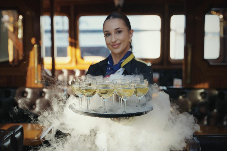 Gdańsk: River Cruise on Motlawa with Meal and Drink Romantic Cruise