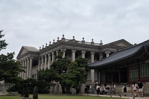 Seoul: Deoksugung Palace Night Tour with Guide