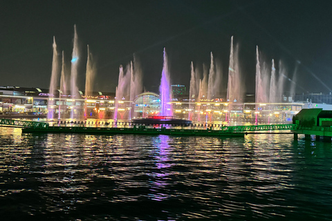 迪拜河阿拉伯独桅帆船巡游、小型游艇码头表演、自助餐和饮料选项迪拜河游船+晚餐+现场舞蹈表演（不含接送服务）