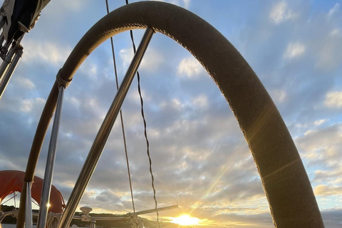 Lisboa:Sunset Sailing Tour at Tagus River with welcome drink