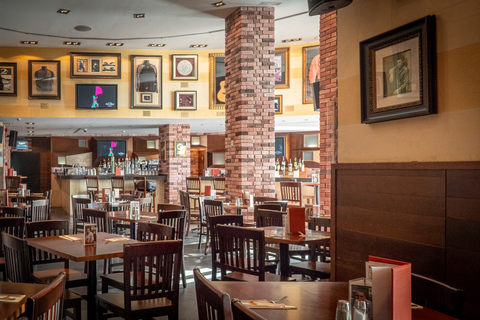 Mallorca: Entrada al Hard Rock Cafe con comida o cenaCome rodeado de historia de la música en Hard Rock Cafe Mallorca.