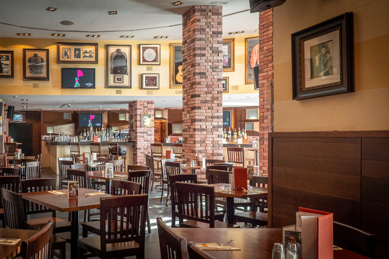 Mallorca: Entrada al Hard Rock Cafe con comida o cenaCome rodeado de historia de la música en Hard Rock Cafe Mallorca.