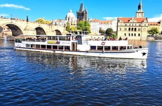 Prag: 2-stündige historische Bootsfahrt mit leckerem Mittagessen
