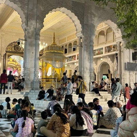 From Delhi: Same Day Return Taj Mahal & Mathura Vrindavan.