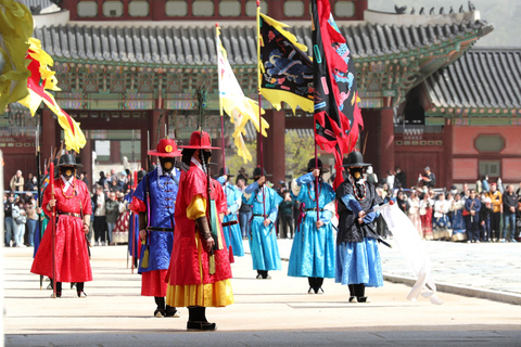 Seoul: Gyeongbok Palace, Bukchon Village, and Gwangjang Tour