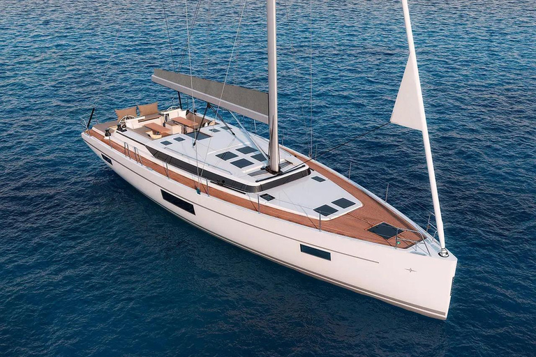 Hersonissos: Semi-Private Yacht Cruise with Lunch & Drinks