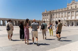 Madrid: Kleingruppentour mit Führung durch den Königspalast und Weinverkostung