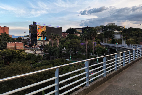Medellín: Tour durch die Comuna 13, den Botero Park und den Metrocable mit einem lokalen Guide