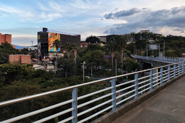 Medellín: Tour durch die Comuna 13, den Botero Park und den Metrocable mit einem lokalen Guide