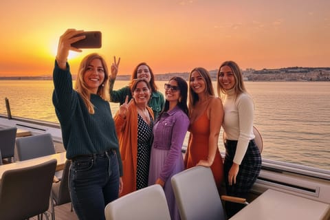 Lissabon: Sonnenuntergangsfahrt mit Begrüßungsgetränk und Snacks