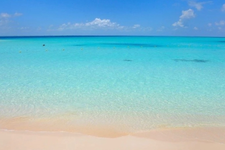 De Cancún a Isla Mujeres: Puesta de Sol en Yate Privado de LujoEscapada en yate de lujo (Grupo mediano)