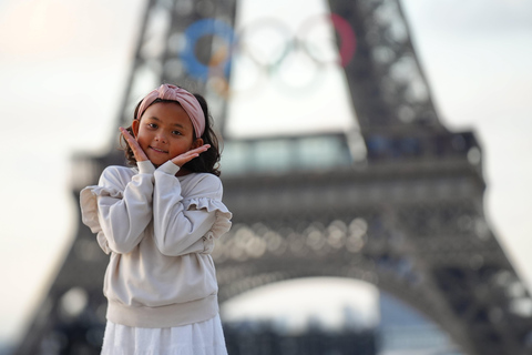 Paris: Photoshoot by the Eiffel Tower, BEST PRICE AND VALUE 15-Min Day Session – (5 Edited Photos)