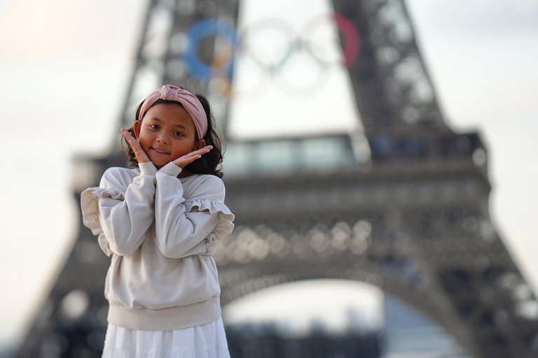 Paris: Photoshoot by the Eiffel Tower, BEST PRICE AND VALUE 15-Min Day Session – (5 Edited Photos)