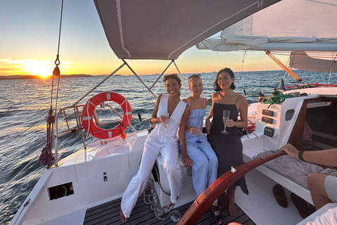 Airlie Beach: Whitsundays Sailing Trip with Lunch & Drinks
