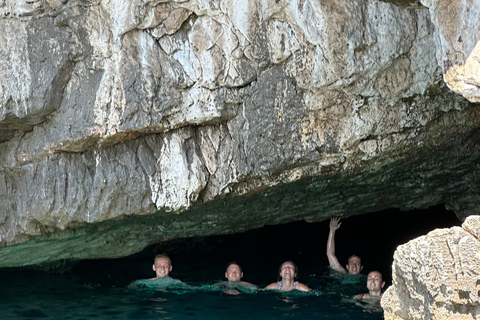 Kotor: prywatna wycieczka łodzią po Zatoce Kotor i Błękitnej Jaskini z drinkiemKOTOR: Prywatna wycieczka łodzią do Błękitnej Jaskini i Zatoki Kotorskiej + bezpłatne napoje