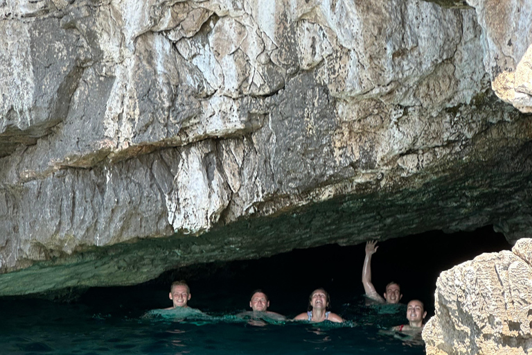 Kotor: prywatna wycieczka łodzią po Zatoce Kotor i Błękitnej Jaskini z drinkiemKOTOR: Prywatna wycieczka łodzią do Błękitnej Jaskini i Zatoki Kotorskiej + bezpłatne napoje