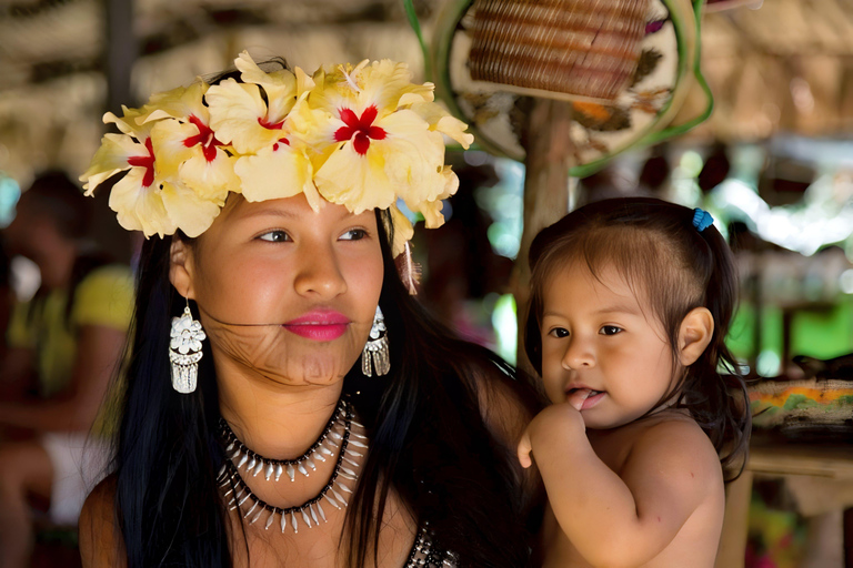Excursión a la aldea Embera y a la selva tropical de las cataratas con almuerzo y servicio de recogidaRecogida en el Hotel Playa Bonita