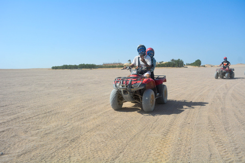 Woestijntour: quadrit, diner, zonsondergang, kamelenritTour met ophaalservice vanuit Hurghada, in de stad