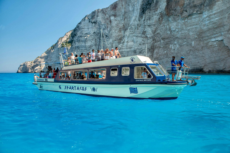 Zakynthos : Visite d'une demi-journée et croisière VIP à Navagio et aux grottesVisite d'une demi-journée et croisière VIP avec dégustation dans une ferme locale