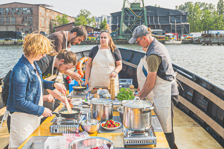 Gdańsk : croisière dans le chantier naval et le port avec dégustation de pierogiGdańsk : visite du chantier naval et du port avec dégustation de pierogi