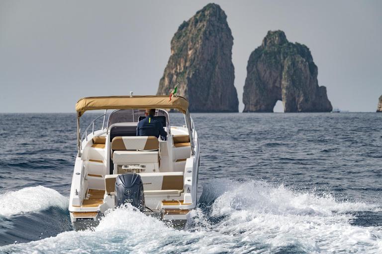 Passeio de barco privado pela Costa Amalfitana e Capri a partir de Amalfi