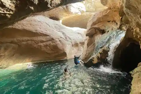 Oman: Wadi Shab, Bimmah Sinkhole i Fins Beach Camping
