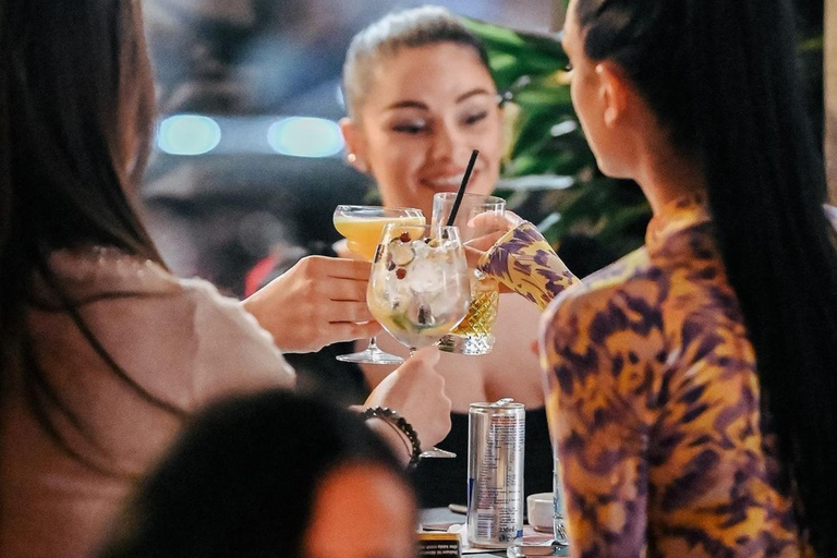 Tirana: Kneipentour mit Tarotkartenlesen und 5 Cocktails