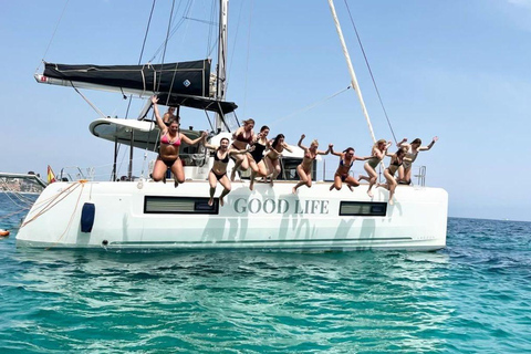 Mallorca: Discover paradisiacal coves on board of an exclusive catamaran