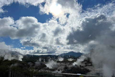 FRÅN ROTORUA: WAI-O-TAPU GEOTERMISKT UNDERLAND HALVDAGSUTFLYKT