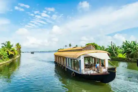 From Kochi: Alappuzha Backwaters Houseboat Cruise
